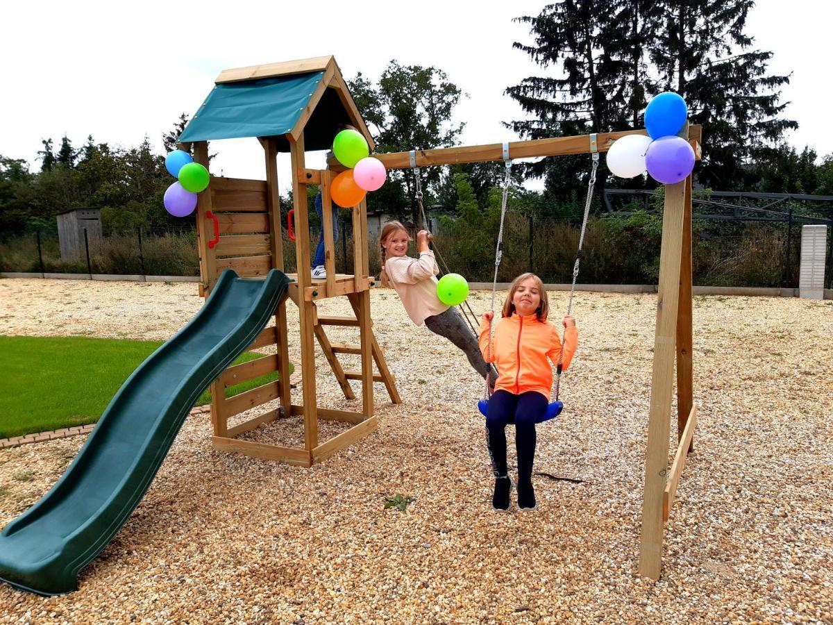 Boutique Odyseja & Spa Цехоцинек Екстер'єр фото Children playing on a swing