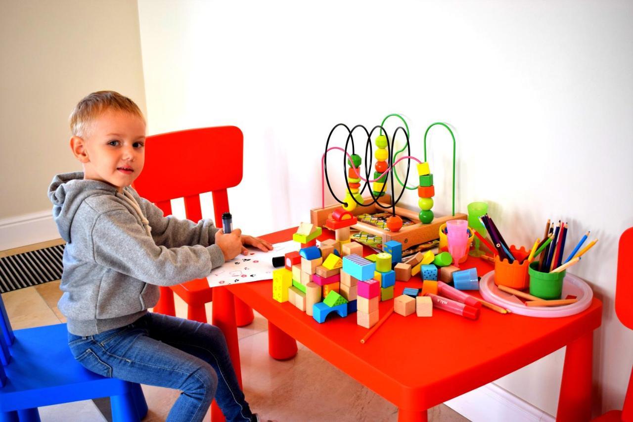 Boutique Odyseja & Spa Цехоцинек Екстер'єр фото Child playing with toys