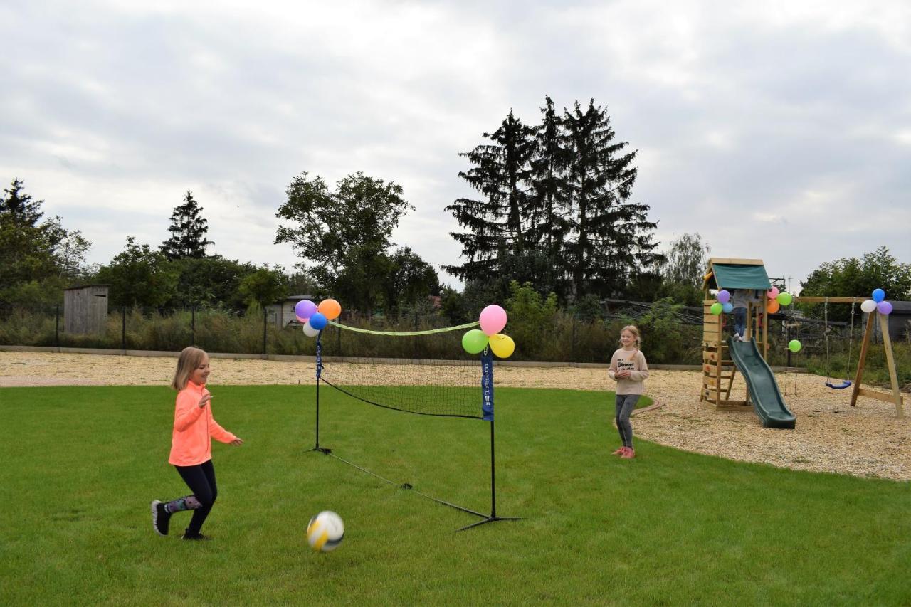 Boutique Odyseja & Spa Цехоцинек Екстер'єр фото Children playing balloon tennis