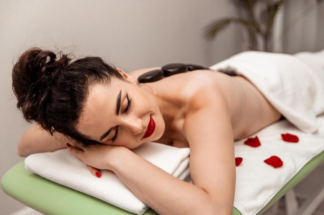 Boutique Odyseja & Spa Цехоцинек Екстер'єр фото A woman receiving a hot stone massage