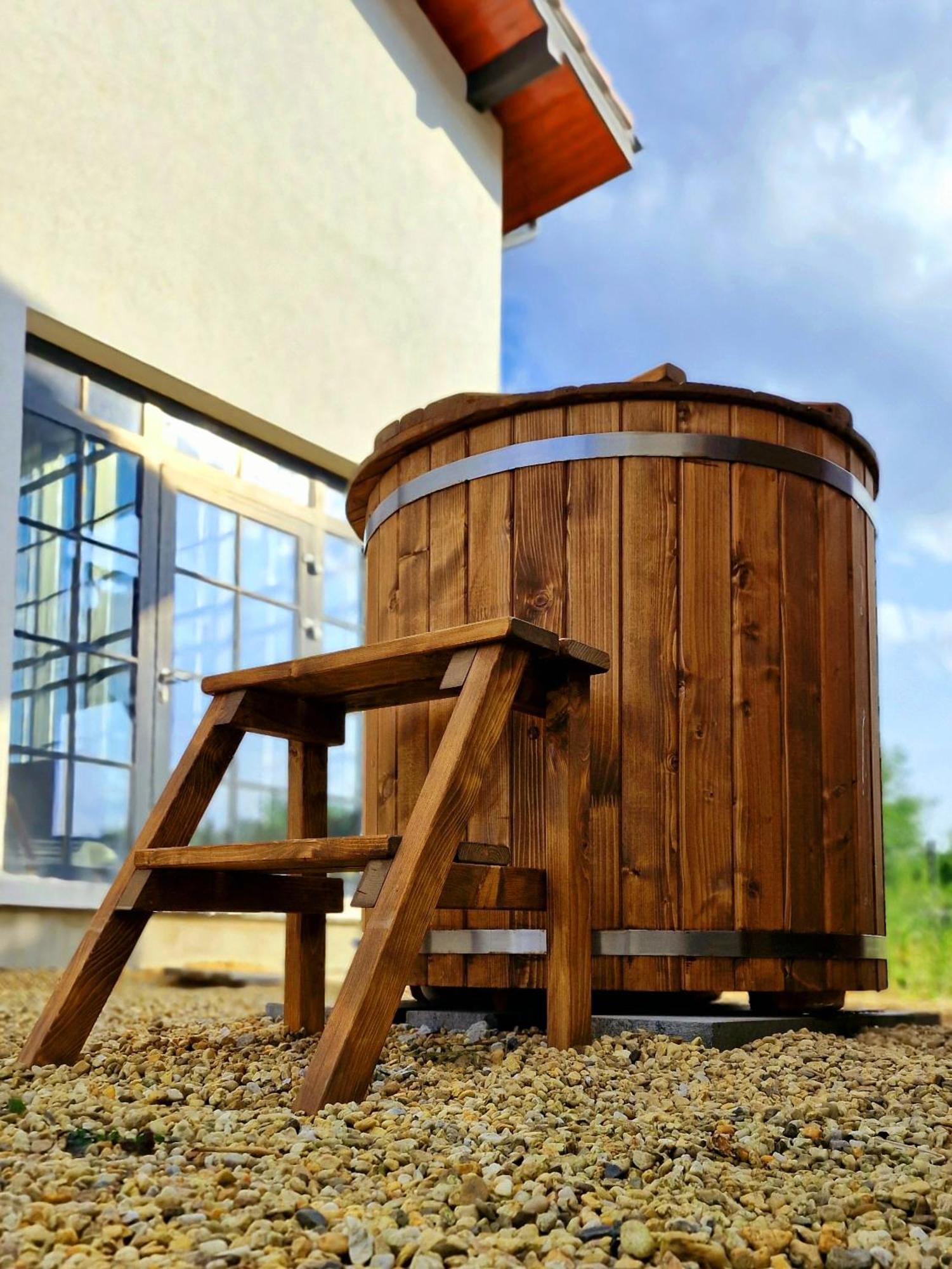 Boutique Odyseja & Spa Цехоцинек Екстер'єр фото A wooden hot tub