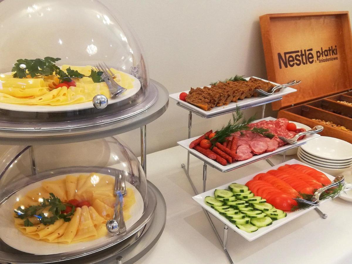 Boutique Odyseja & Spa Цехоцинек Екстер'єр фото A buffet with a selection of food